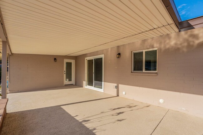 Building Photo - BEAUTIFUL SOUTH SCOTTSDALE - CORNER LOT & ...