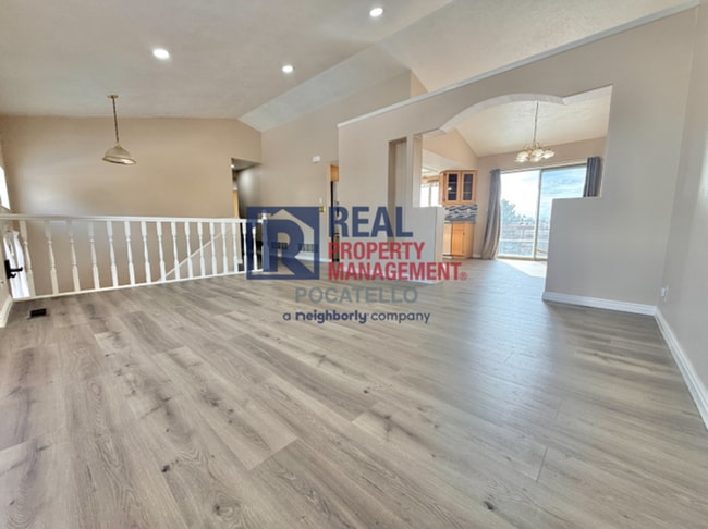 Building Photo - 4 bed 3 bath home - 2 car garage - pet friendly