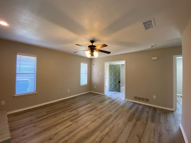 Building Photo - Kingsford 2311/2315