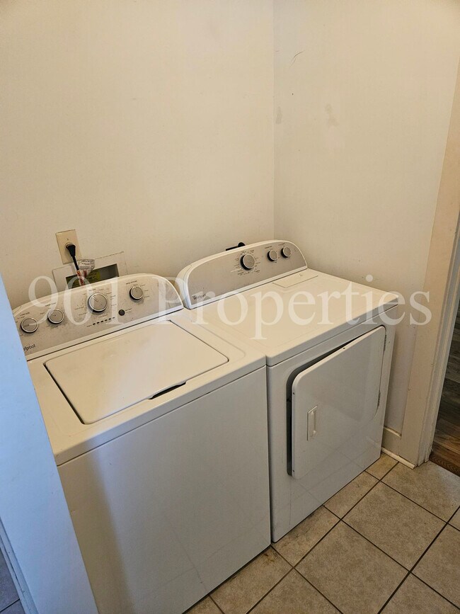 Building Photo - 975 Meda St