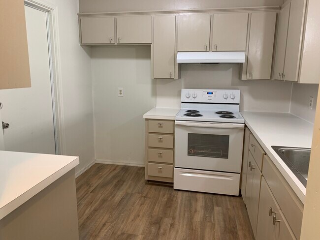 Building Photo - 902 W Edgewater St