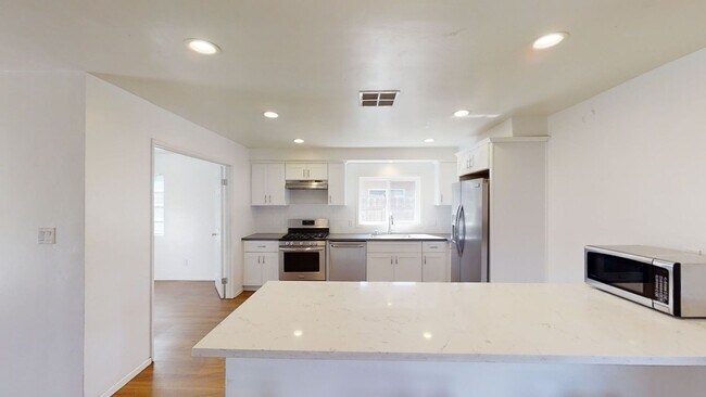 Building Photo - 7BD/3BA, Great Backyard w/ POOL!!! (Lease ...