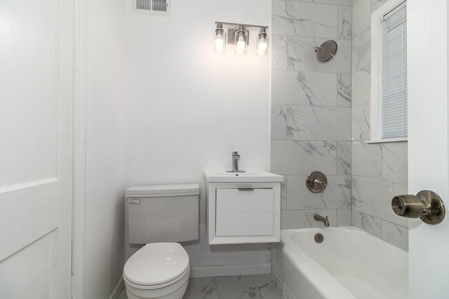 Building Photo - 2113 Cresswell Dr