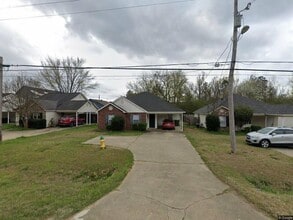 Building Photo - 2607 W Barnett Springs Ave