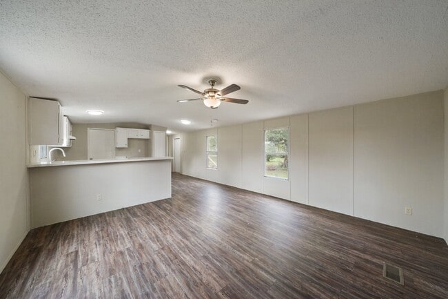 Building Photo - Charming 3-Bed, 2-Bath Retreat on Country Oaks Street, Brazoria!