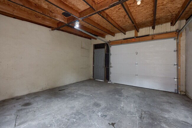 Building Photo - 611 S Prince St