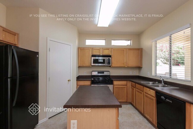 Building Photo - 4170 E Betsy Ln
