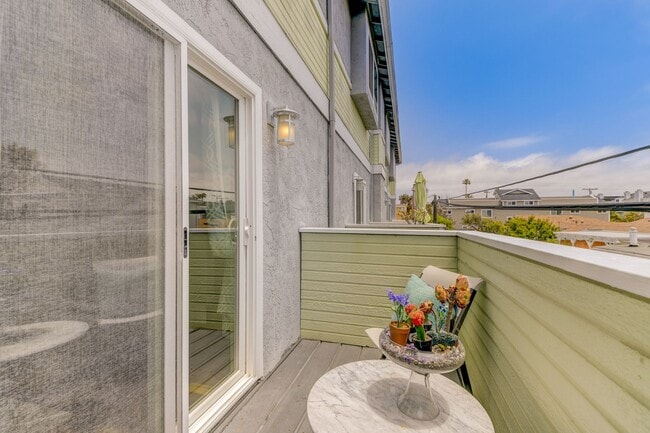 Building Photo - Vacation rental at the beach $2800... or long term $3500