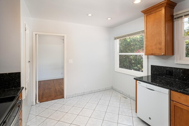 Building Photo - 1437 Cabrillo Ave