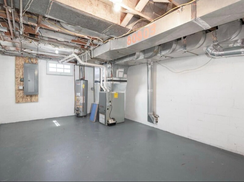 Building Photo - 884 Hyacinth Ave E