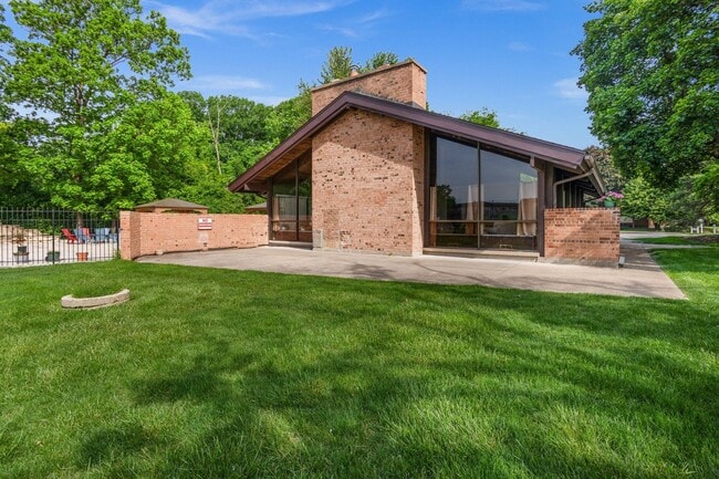 Building Photo - 1995 Tall Oaks Dr