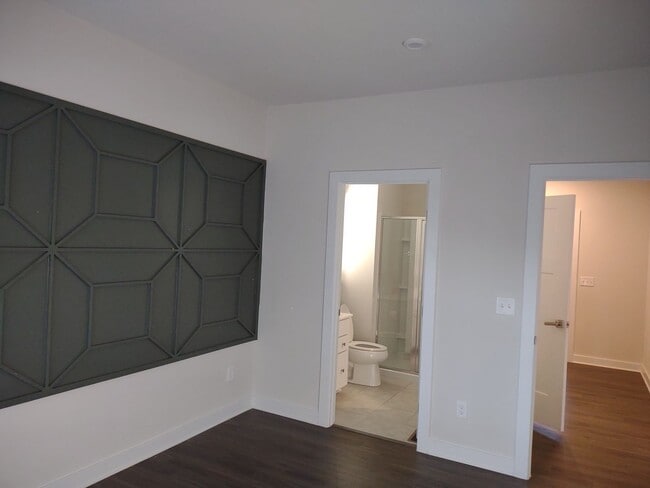Building Photo - Superlative 6 Bedroom, 5 Bathroom Home in ...