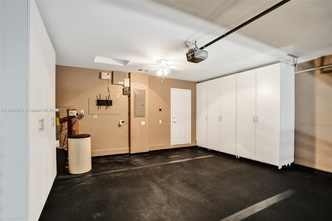 Building Photo - 1100 Chinaberry Dr