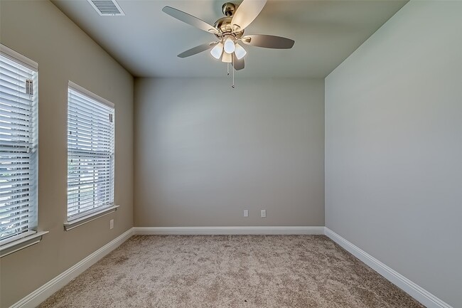 Building Photo - 327 Sweetspire Dr