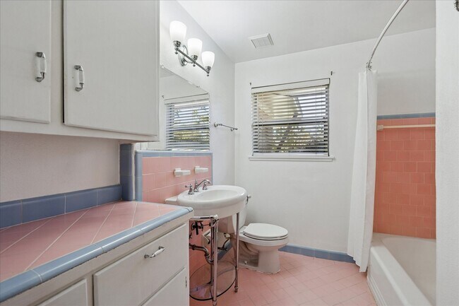 Building Photo - 2115 Gardenia Dr