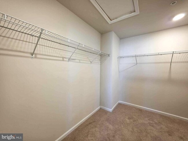 Building Photo - 374 Robbins Farm Rd