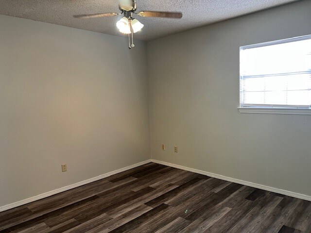 Building Photo - 1110 Hummingbird Ln