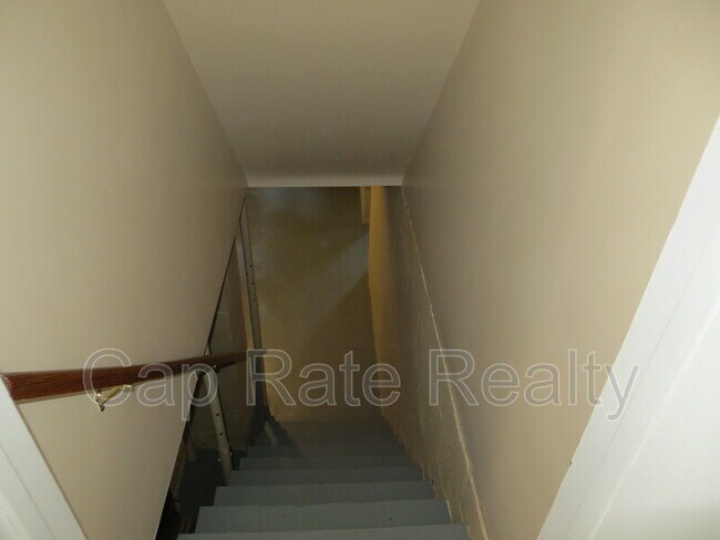 Building Photo - 469 S Waverly St
