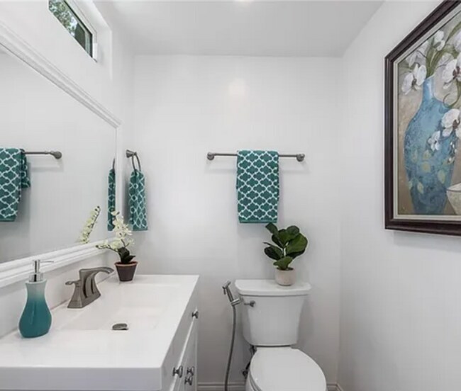 Building Photo - BEAUTIFUL 2 BEDROOM 2 BATH HOME