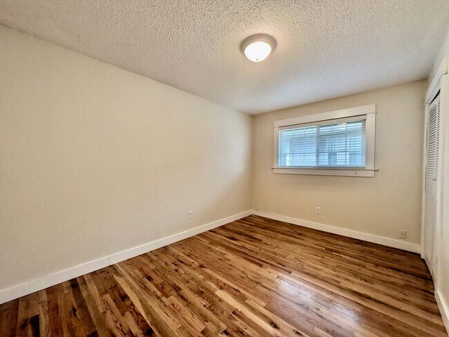 Building Photo - Discover Your New Home in the Heart of the Desirable Sellwood Neighborhood! Water/Sewer/Garbage I...