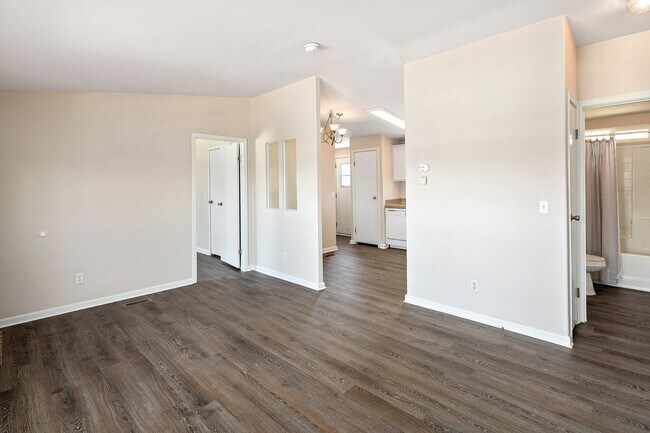 Building Photo - 307 N Poe St