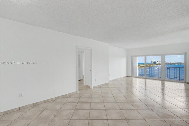 Building Photo - 500 Bayview Dr