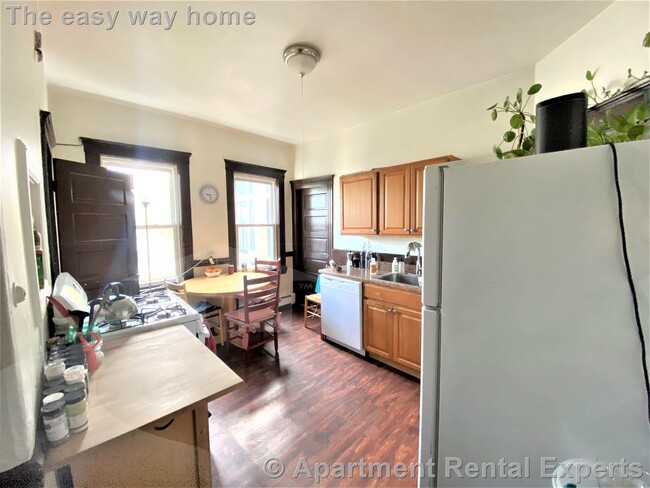 Primary Photo - 122 Columbia St