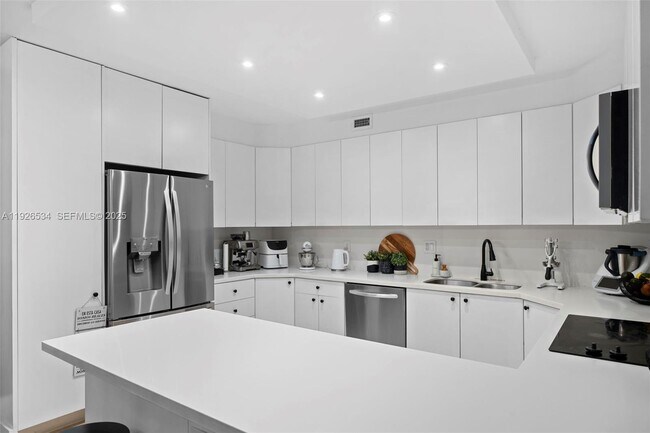 Building Photo - 141 Crandon Blvd