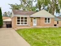 Building Photo - 5816 W Greenleaf Ave