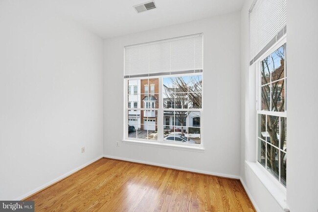 Building Photo - 10793 Symphony Way