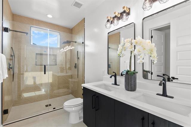 Building Photo - 723 W 10th St