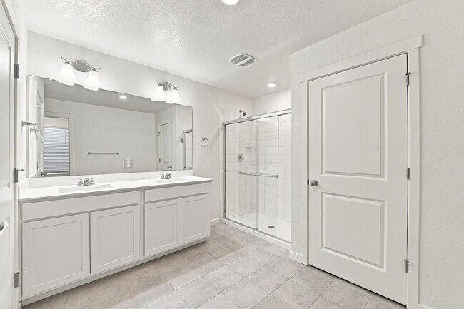Building Photo - $2,845.95 with $300 Off the first month's rent, 4 Beds - 2.5 Baths, Single Family Home in Aurora ...