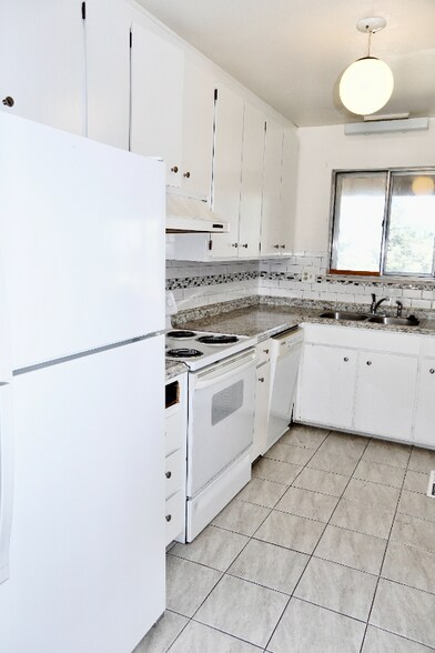 Building Photo - 47 Newport Cir