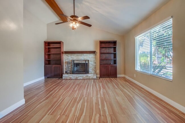 Building Photo - Beautiful 3 Bedroom + Den Home in the Foot...