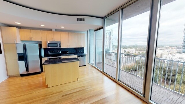 Building Photo - Stunning Center City High Rise Condo on th...
