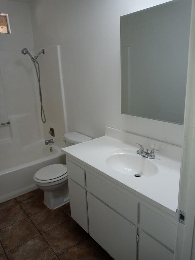 Building Photo - Newly remodeled duplex!