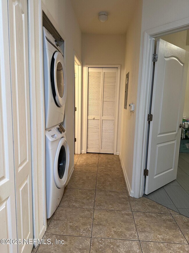 Building Photo - 4990 Key Lime Dr
