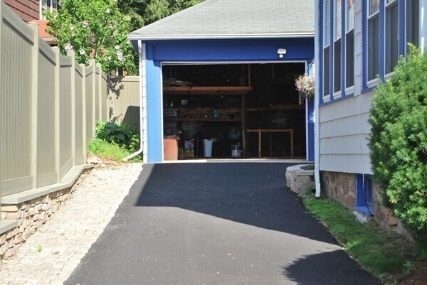 Building Photo - 102 Lothrop St