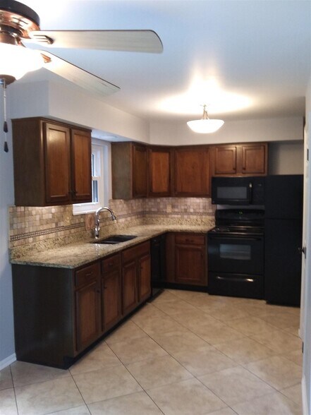 Building Photo - 41 Kyles Ln