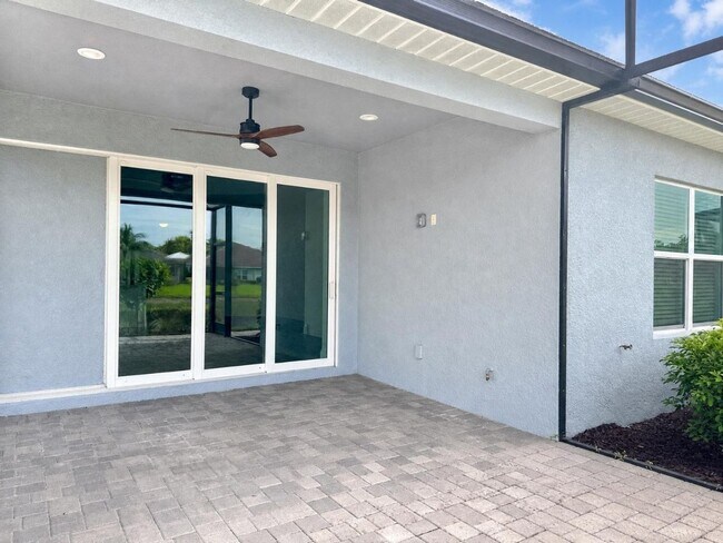 Building Photo - Lake View attached villa 2 bed/2 bath and a den