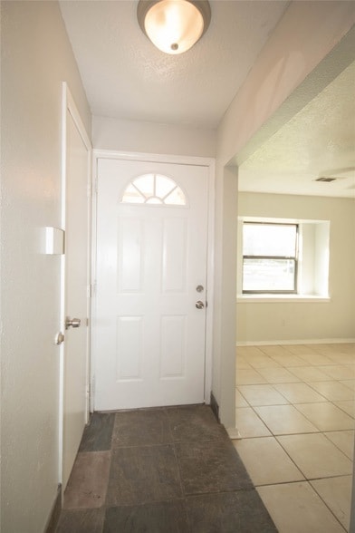 Building Photo - 10902 Mosscrest Dr