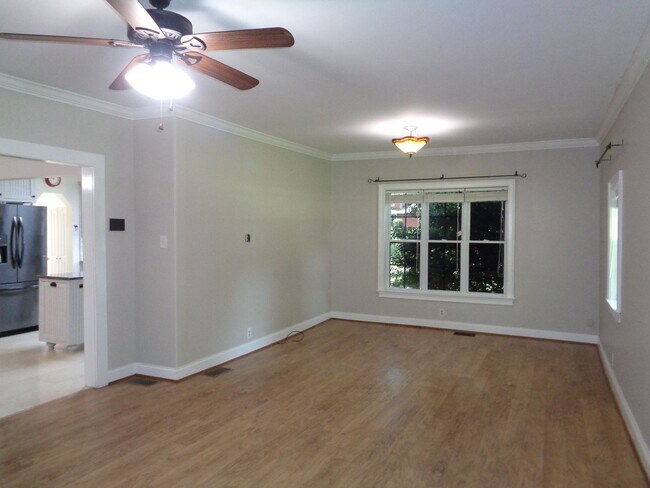 Building Photo - Lots of Space-Big Yard