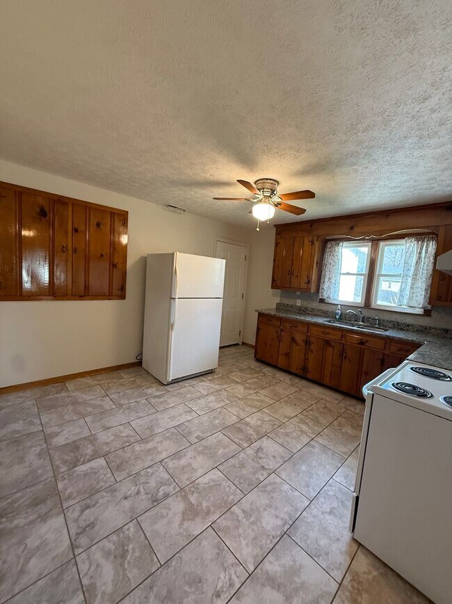 Building Photo - Charming 2 Bed, 1 Bath Triplex