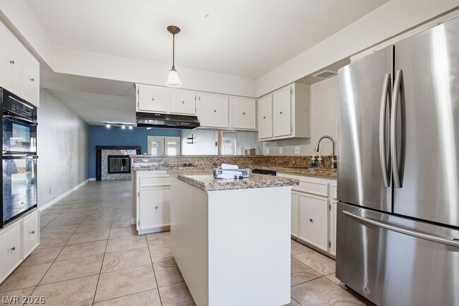 Building Photo - 4561 Paseo El Rio Dr