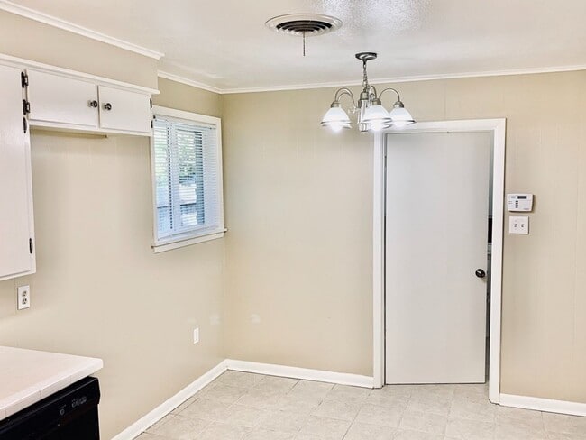 Building Photo - Immaculate home in Broadmoor