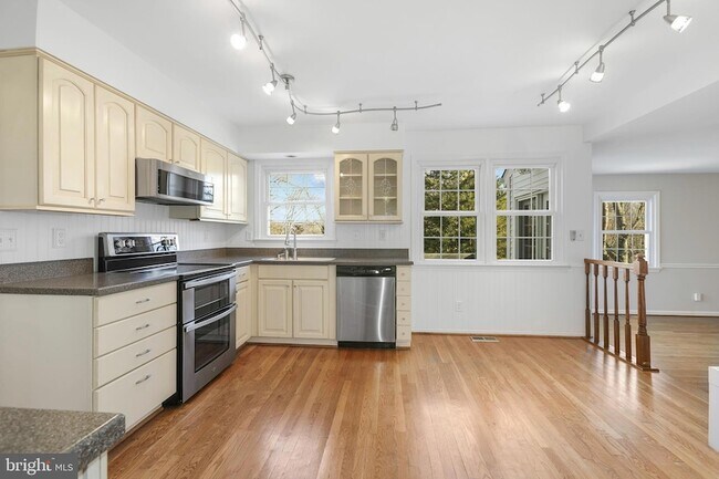 Building Photo - 7329 Fleetwood Ct
