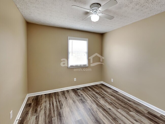 Building Photo - 1005 Whispering Woods Dr