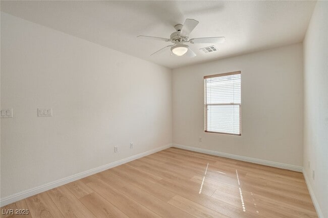 Building Photo - 10808 Wallflower Ave