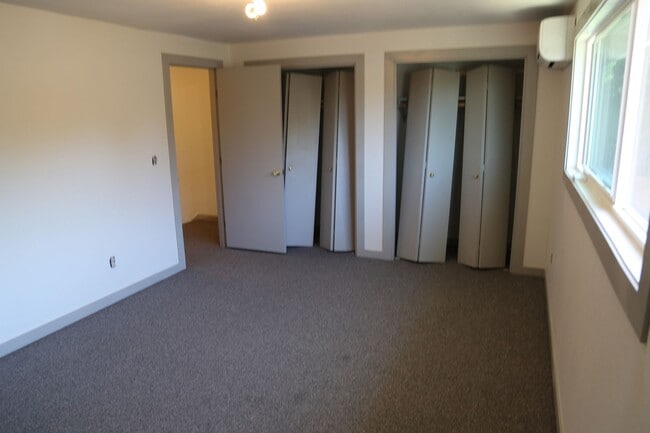 Building Photo - 3 bed/1.5 bath duplex Remodel Done 9/20/2025