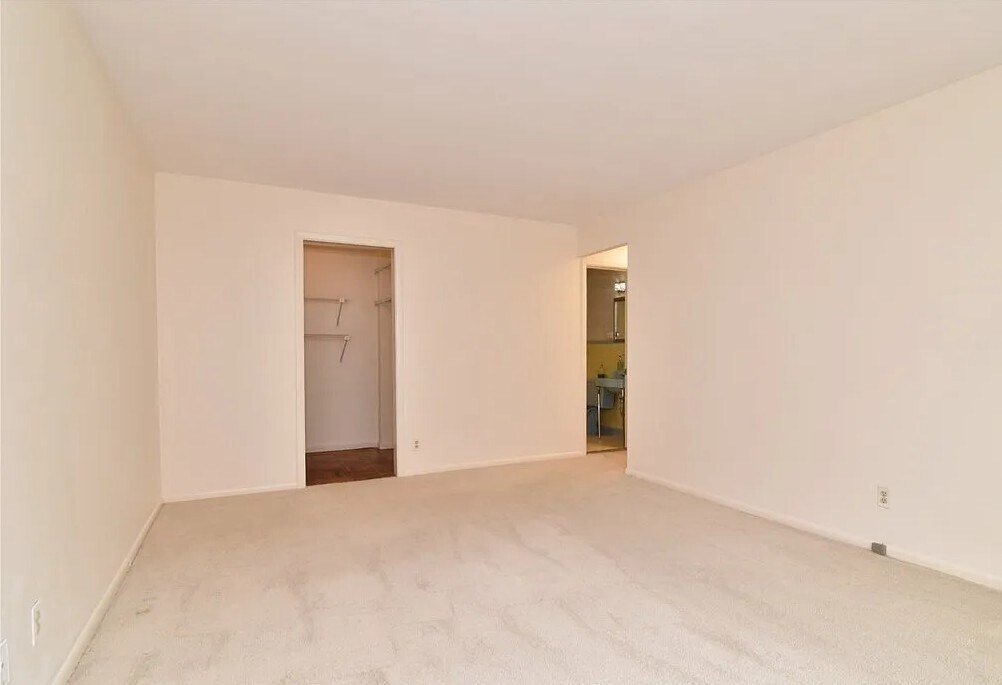 Master Bedroom - 19425 Van Aken Blvd